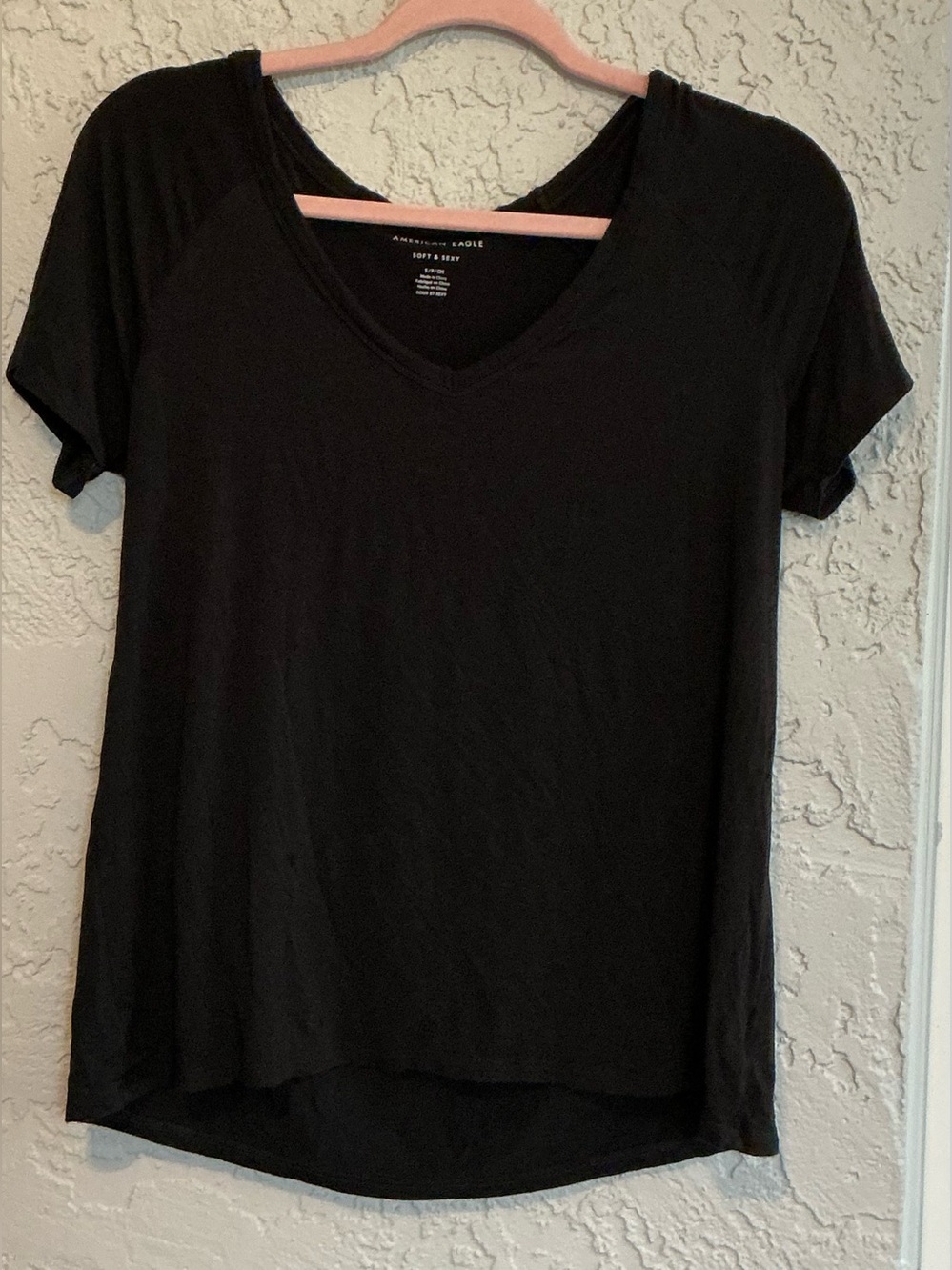 American Eagle Soft & Sexy Black V-Neck Short Sleeve Tee